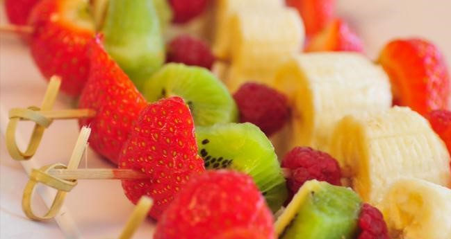 des brochettes de fruits gourmandes 1 1